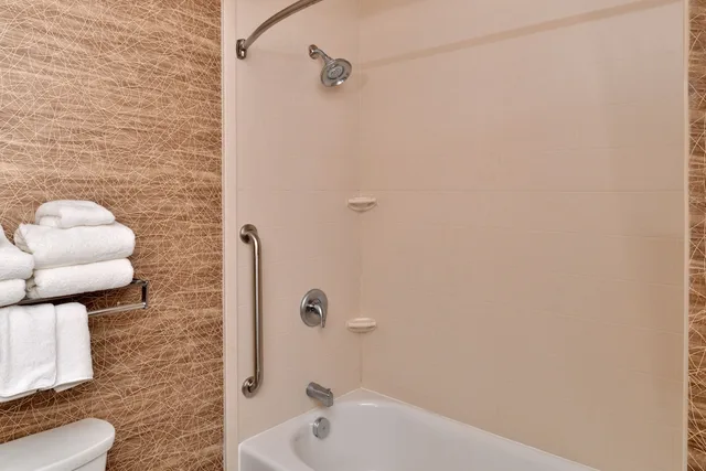غرفة قياسية بسرير كينج لذوي الإعاقة، Holiday Inn Express And Suites Ironton 9/9