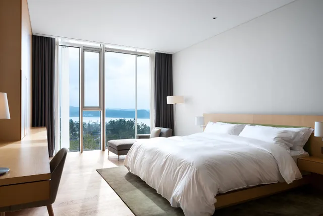 Deluxe, King Bed, Mountain View, with Pool، Seamarq Hotel 1/1