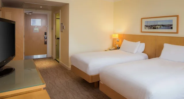 غرفة بسريرين منفصلين بحوض استحمام، Hilton Dublin Airport 1/6
