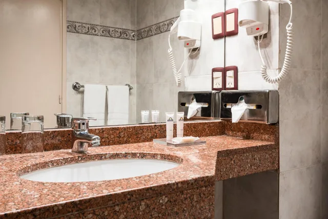 غرفة قياسية ثلاثية، Alfa Suites 4/4