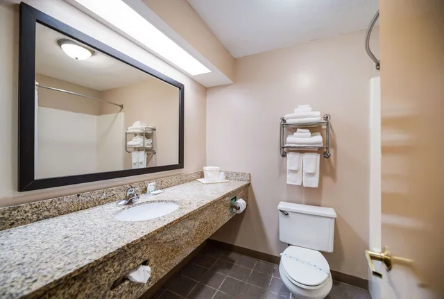 غرفة قياسية بسرير كينج، Quality Inn Jacksonville near Little Rock Air Force Base 6/8