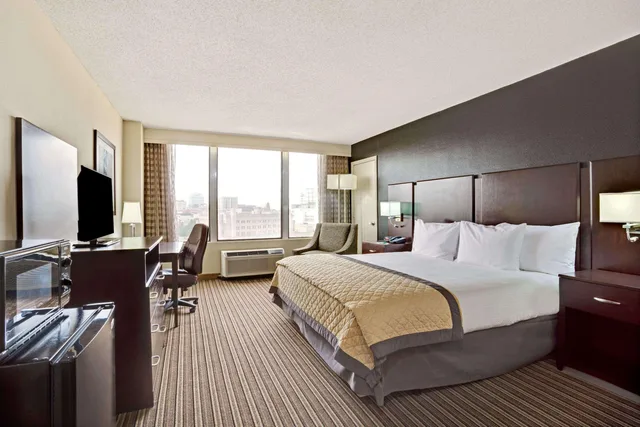 غرفة ديلوكس تنفيذية بسرير كينج، Wyndham Garden Norfolk Downtown 2/3