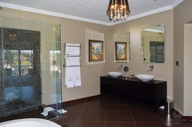غرفة قياسية بسرير كينج بإطلالة على البحيرة، St Andrews Signature Hotel Spa 9/10
