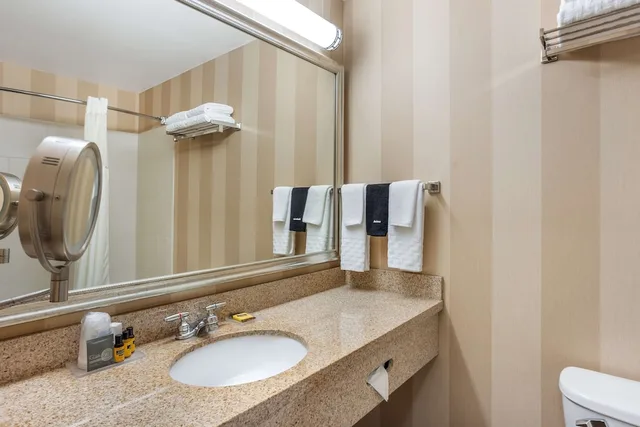 غرفة بسرير كينج مع أريكة، Best Western Plus University Park Inn & Suites 3/3