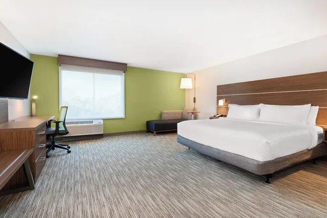 غرفة قياسية بسرير كينج لذوي الإعاقة، Holiday Inn Express Suites Niceville Eglin Area 2/5