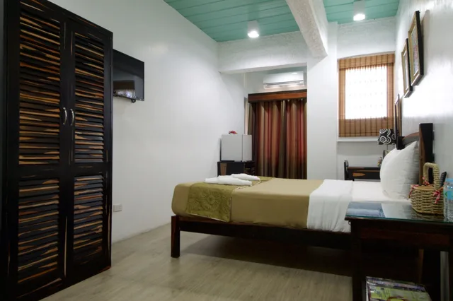 Couple, Queen Bed, Balcony، Ala Amid Bed Breakfast 2/3