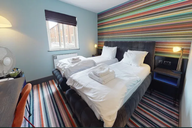 غرفة بسريرين مزدوجين، Village Urban Resort Coventry 1/2