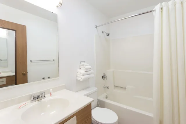 غرفة بسريرين كوين، Super 8 By Wyndham Rock Falls Sterling Area 3/3