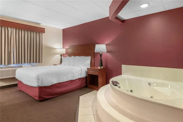 Suite, Queen Bed, Jetted Tub, SureStay Plus Hotel by Best Western Litchfield 2/4