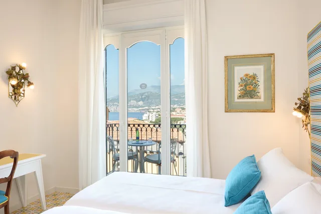 غرفة سوبيريور بسرير مزدوج، Grand Hotel Capodimonte 3/6