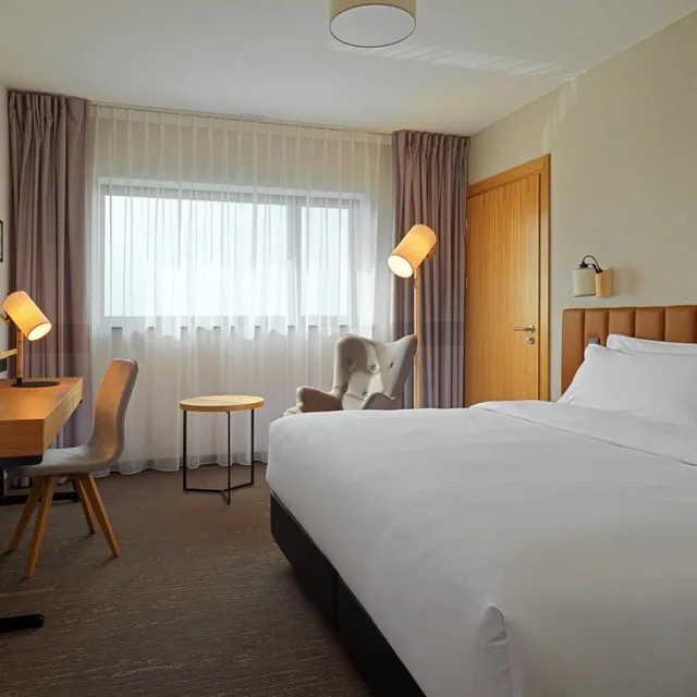 غرفة ديلوكس بسرير كينج، Four Points by Sheraton Warsaw Mokotow 1/3