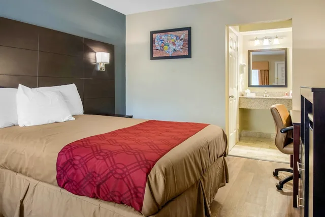Standard, King Bed, Econo Lodge Freeport - Brunswick Area 6/10