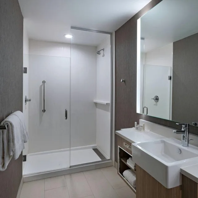 جناح بسريرين كوين مع سرير سحّاب إضافي مع أريكة، Springhill Suites By Marriott Waco 2/5