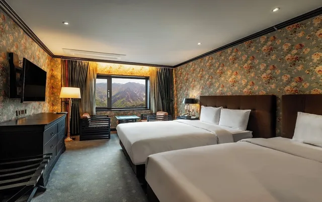 غرفة بريميير بسريرين منفصلين وسرير مزدوج وسرير فردي بإطلالة على الجبل، Kensington Hotel Seorak 5/7