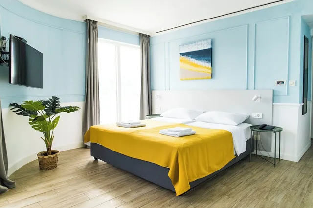 غرفة سوبيريور بسرير كوين بإطلالة على البحر، Hotel Plaza 1/8