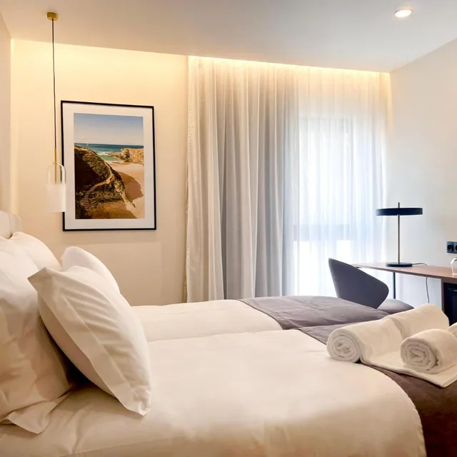غرفة بسريرين منفصلين بإطلالة على البحر، Hotel Sinerama 2/7