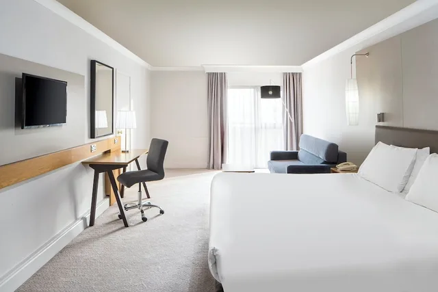 غرفة بريميوم بسرير كينج بإطلالة على البحر مع دخول صالة النادي، Crowne Plaza Plymouth, an IHG Hotel 2/5