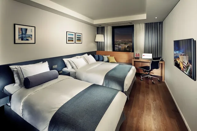 غرفة ديلوكس بسرير كوين وسرير فردي، Ramada by Wyndham Gunsan 1/1