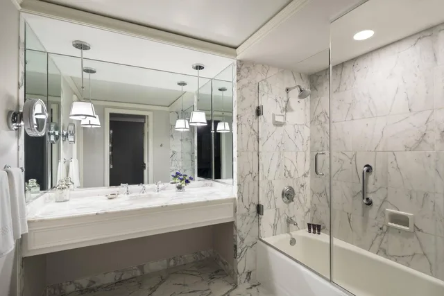 غرفة قياسية بسريرين كوين، The Ritz-Carlton, St. Louis 5/6