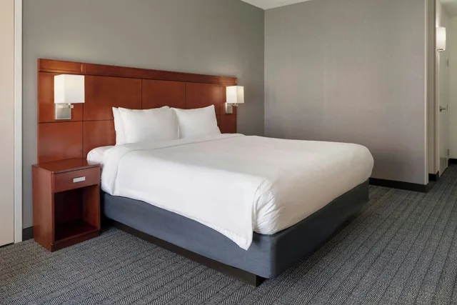 غرفة بسرير كينج مع أريكة، Courtyard By Marriott Boston Norwood Canton 3/8