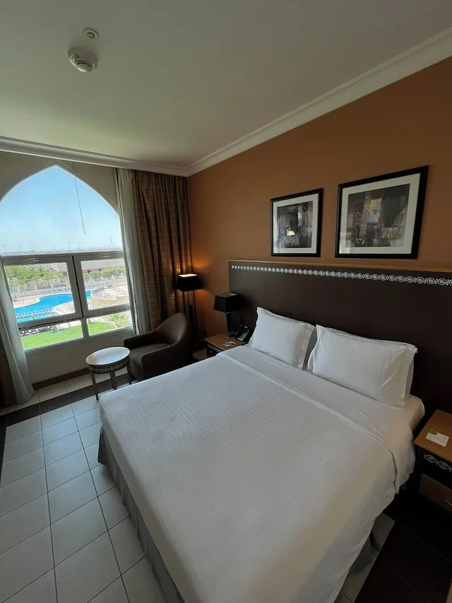 غرفة قياسية بسرير كينج بإطلالة على المسبح، Copthorne Al Jahra Hotel & Resort 1/9