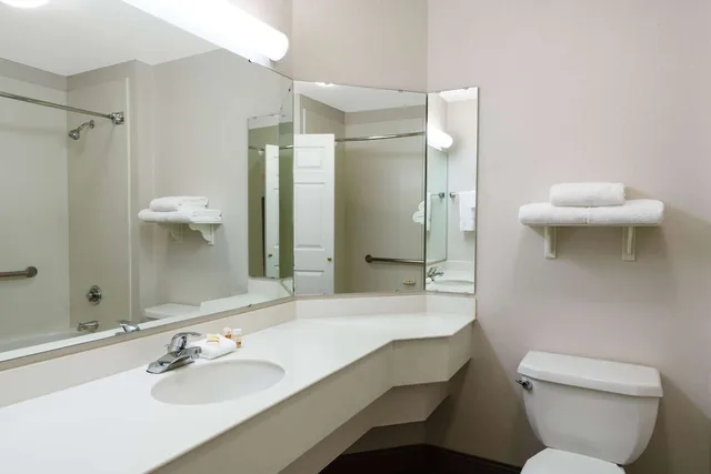 غرفة بسريرين مزدوجين لذوي الإعاقة، La Quinta Inn Suites Pueblo 4/6