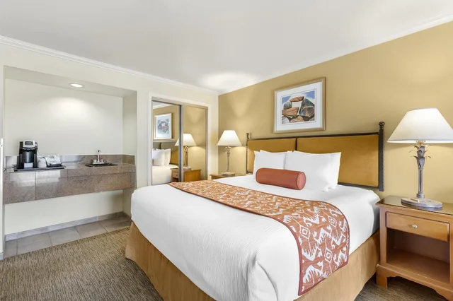 غرفة قياسية بسرير كينج مع أريكة، Best Western Plus Arroyo Roble Hotel & Creekside Villas 3/10