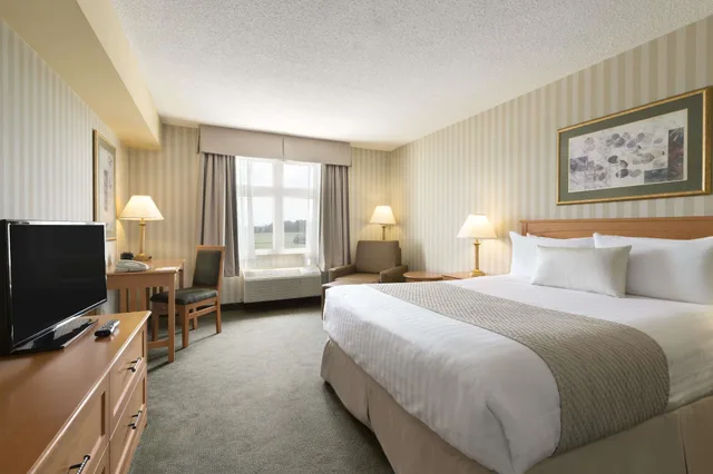 Deluxe, King Bed, Days Inn By Wyndham Orillia 1/6