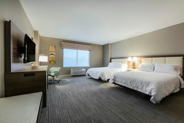 غرفة بسريرين كوين لذوي الإعاقة، Hampton Inn and Suites Charlottetown 1/3
