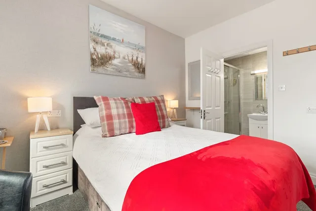 غرفة سوبيريور بسرير كينج بإطلالة على الحديقة، Coach Guest House 3/8