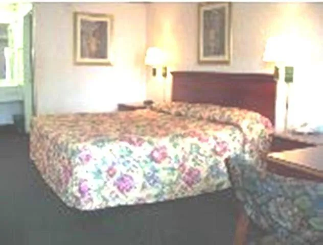 Room, King Bed, America's Best Inn Georgia, GA 2/4