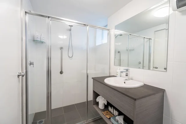 غرفة قياسية بسرير كينج بإطلالة على الفناء، Comfort Resort Leura Gardens 2/3