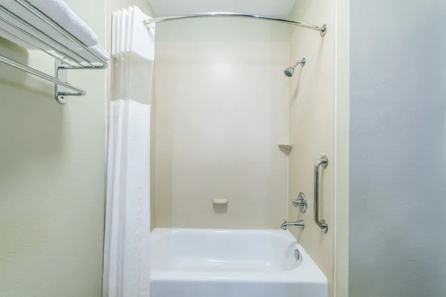 غرفة قياسية بسرير كينج، Days Inn & Suites by Wyndham Mineral Wells 2/2