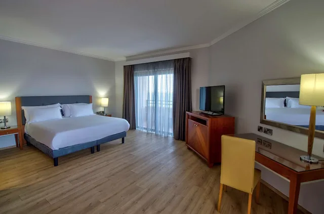 جناح بريميوم بسرير كينج بإطلالة على البحر بشرفة، Radisson Blu Resort Malta St Julians 1/8
