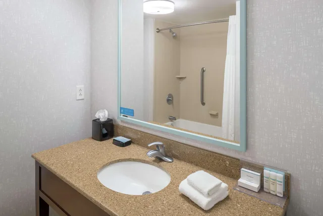 غرفة بسرير كوين لذوي الإعاقة، Hampton Inn New Smyrna Beach 2/2