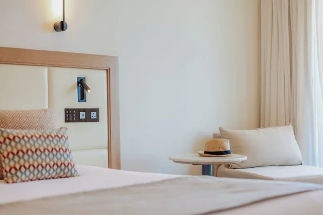 غرفة سوبيريور بسريرين منفصلين بإطلالة على البحر، Golden Coast Beach Hotel 2/6