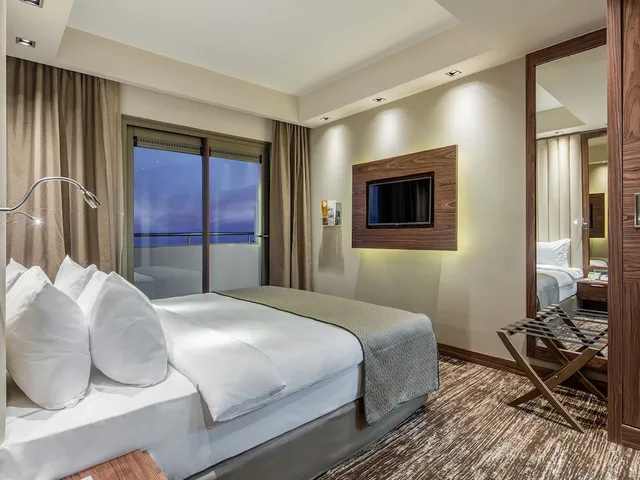 غرفة قياسية بسرير كوين بإطلالة على البحر، Holiday Inn Antalya - Lara 2/8