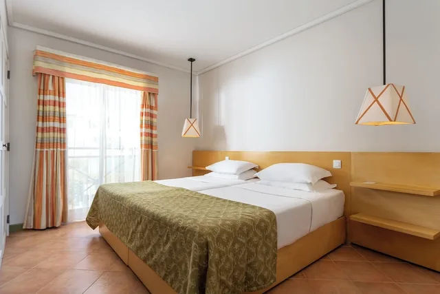 شقة بسريرين منفصلين بغرفتي نوم مع أريكة، Grande Real Santa Eulalia Resort & Hotel Spa 1/5