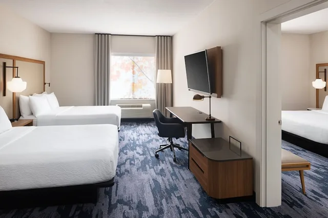 جناح بسرير كينج وسريرين كوين بغرفة نوم واحدة، Fairfield Inn & Suites West Kelowna 2/4