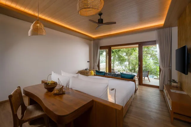 غرفة بسرير كينج بإطلالة على البحر، Sinae Phuket Luxury Hotel 1/3