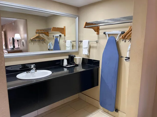 جناح بسرير كينج بجاكوزي، Studio6 Suites North Richland Hills, TX 3/4