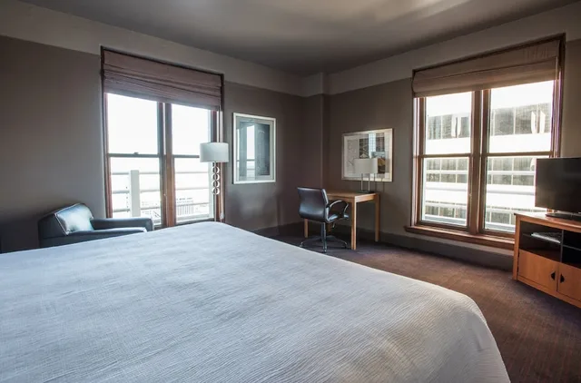 غرفة بسرير كينج لذوي الإعاقة، Magnolia Hotel Dallas Downtown 1/2