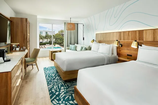 غرفة بريميوم بسريرين كوين بإطلالة على المسبح، Faro Blanco Resort Marathon Florida Keys, Curio by Hilton 1/4