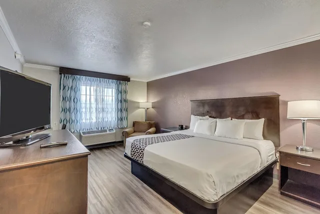 غرفة بسرير كينج لذوي الإعاقة، La Quinta Inn & Suites by Wyndham North Orem 1/4