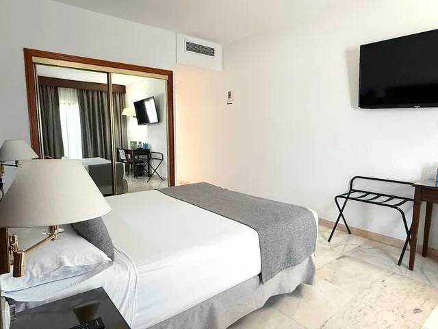2 Bedrooms, Junior Suite, Single, Queen and Twin Beds, Hotel Turia 3/4