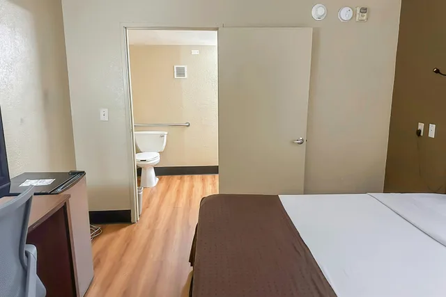 غرفة بسرير كينج للمدخنين، OYO Hotel Mobile AL I-65 at Airport Blvd 4/7