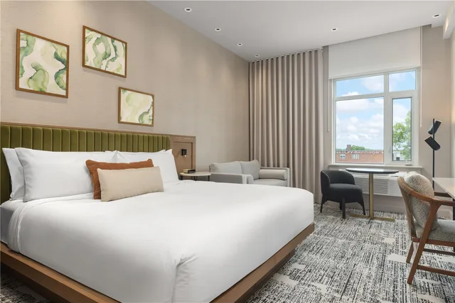 Room, King Bed, Sofa, Kitchenette, Hotel Railwayparc Montreal, Tapestry Collection by Hilton 1/3