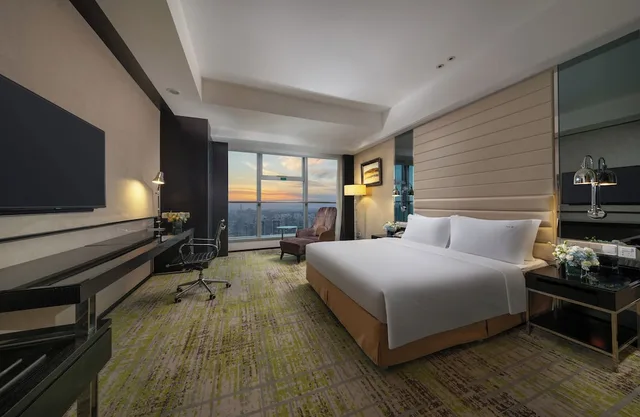Soho, Standard, King Bed, with View, Holiday Inn Focus Square 2/8