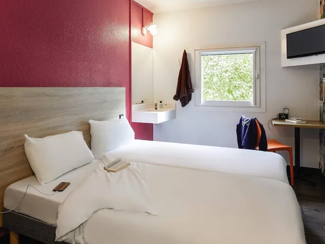 Car, Double Bed, Side View، hotelF1 Montpellier Est 3/8