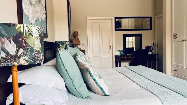 غرفة بسرير كينج بشرفة، Amber Guest Lodge 3/4